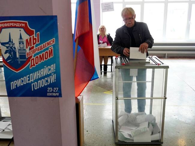 Hombre emite su voto para un referéndum en un colegio electoral en Mariupol el 27 de septiembre de 2022. (Foto de STRINGER/AFP) (Foto de STRINGER/AFP a través de Getty Images).
