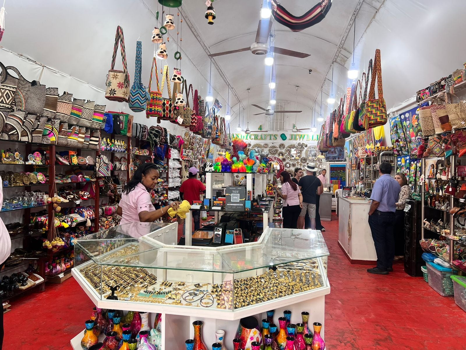 En vilo vitrina de artesanos de Colombia, ubicada en Las Bóvedas de Cartagena