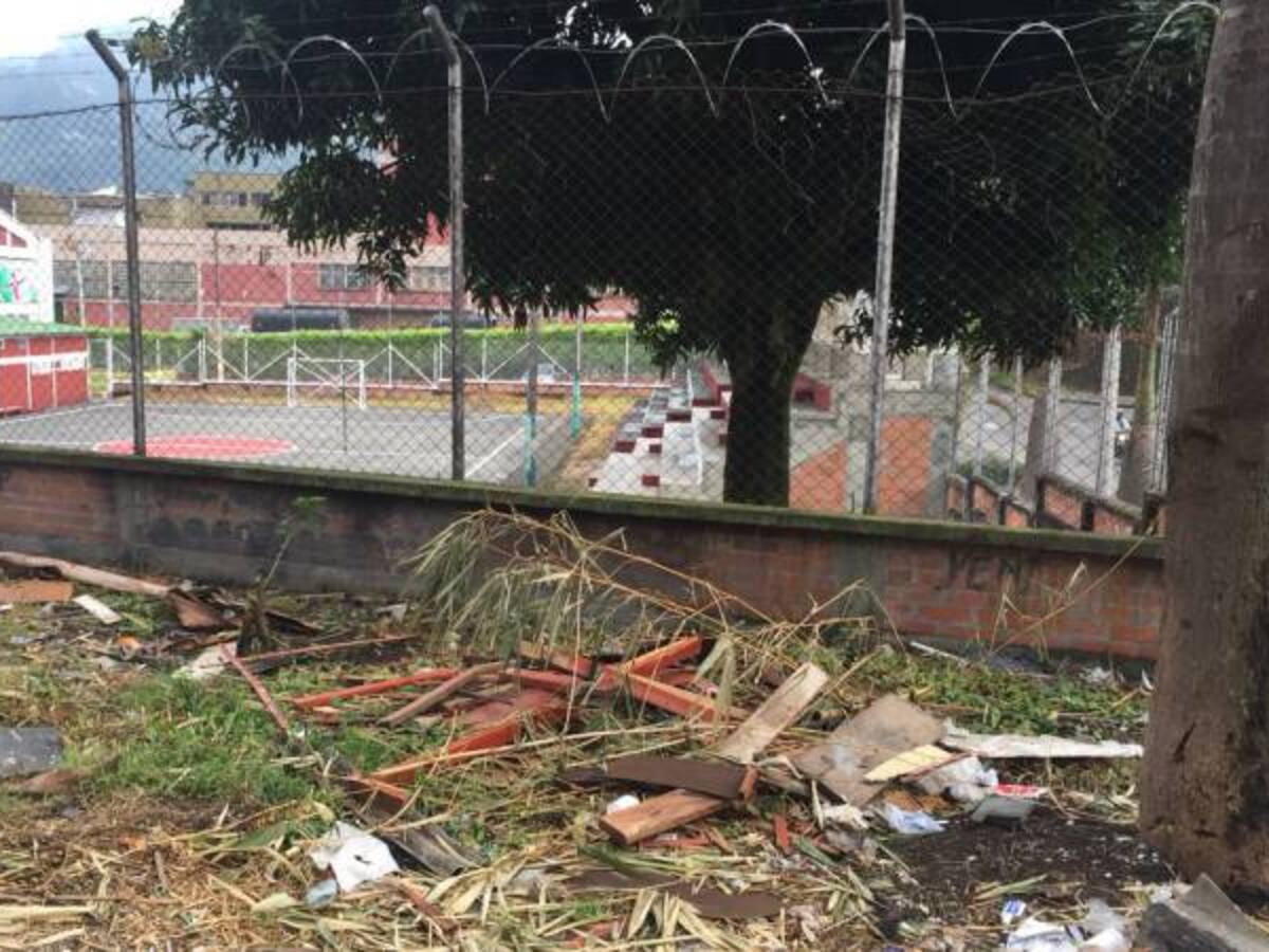 Persisten los problemas de basuras y escombros en el parque Buenos Aires