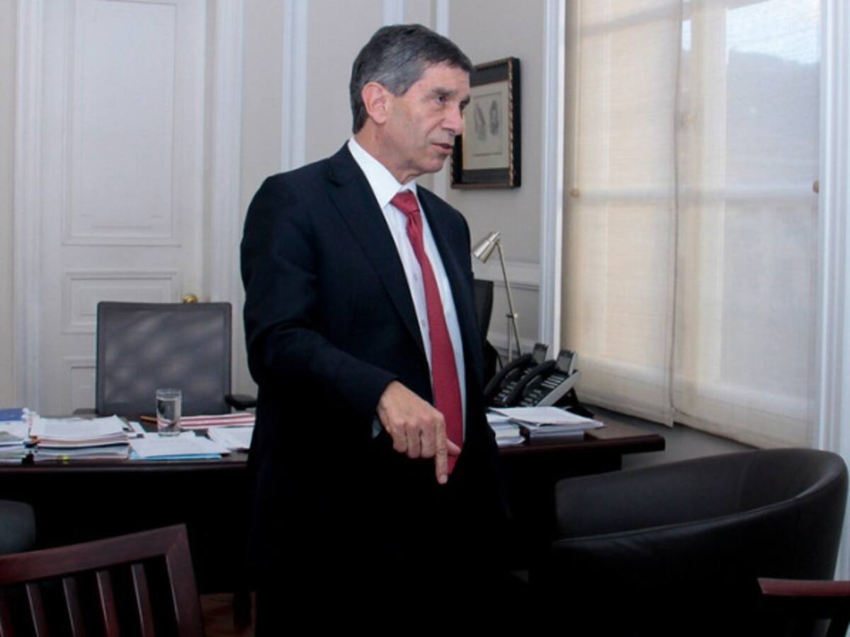 Empresas que lleven inversión a zonas de conflicto tendrán beneficios tributarios: Rafael Pardo