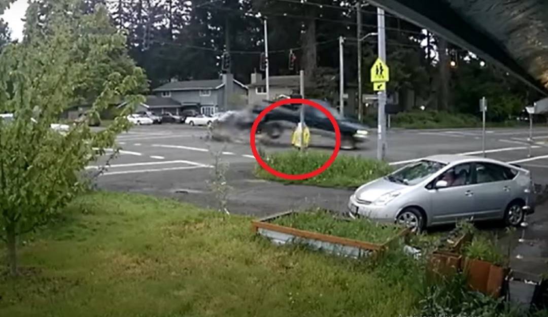 Se salvó de puro milagro: Mujer casi es arrollada por esta camioneta - captura de video