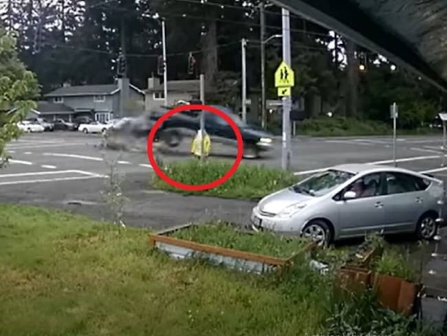 Se salvó de puro milagro: Mujer casi es arrollada por esta camioneta - captura de video