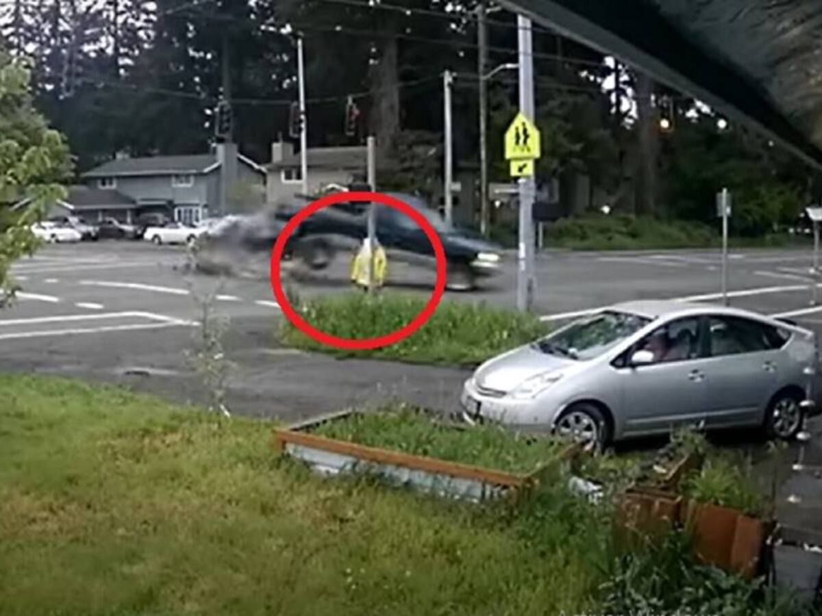 Se salvó de puro milagro: Mujer casi es arrollada por esta camioneta