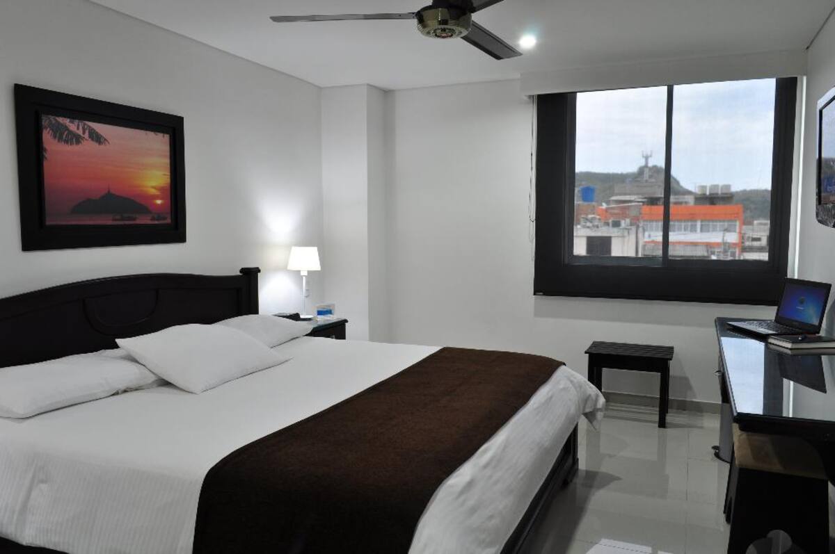 En pleno centro histórico de Santa Marta, este hotel es de las mejores opciones de calidad y comodidad para turistas y visitantes.