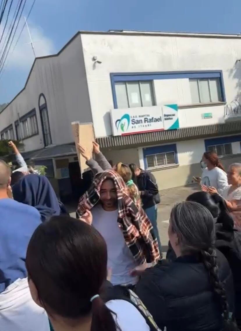 El plantón lo hicieron a las afueras del hospital San Rafael de Itagüí. Foto: cortesía.
