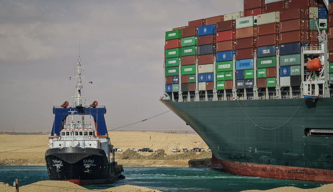 Embarcaciones y máquinas trabajan para desencallar el Ever Given 