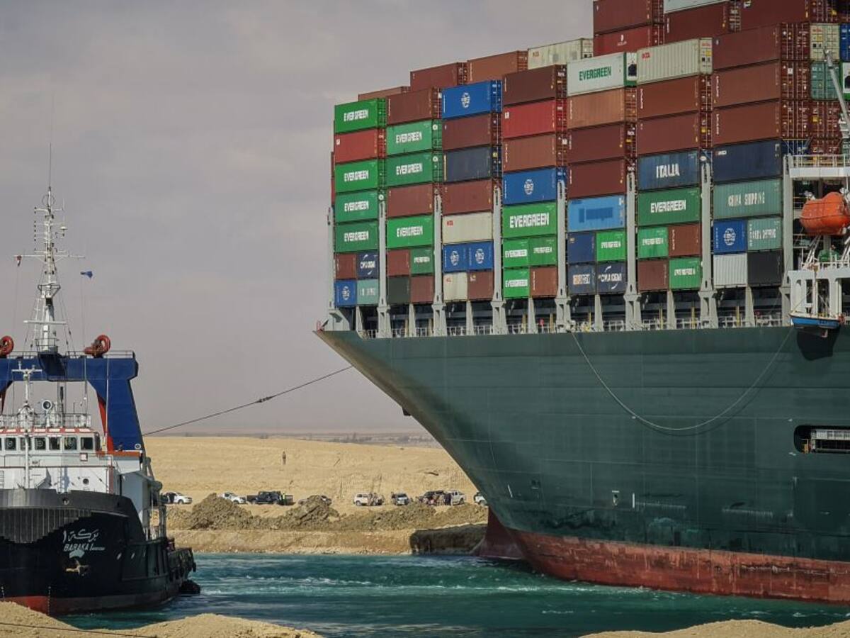 321 barcos esperan en el canal de Suez, otros ya toman rutas alternativas