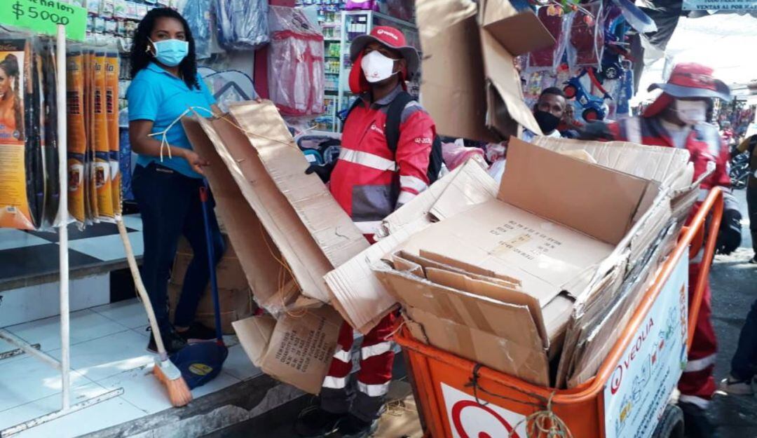Práctica ambiental que garantiza la sostenibilidad del ambiente de la plaza y la incorporación de estos materiales nuevamente a la cadena productiva