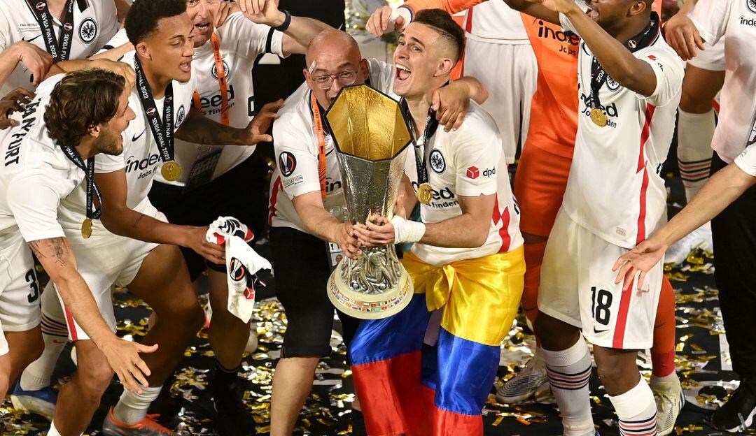 Rafael Santos Borré levantando el título de la Europa League