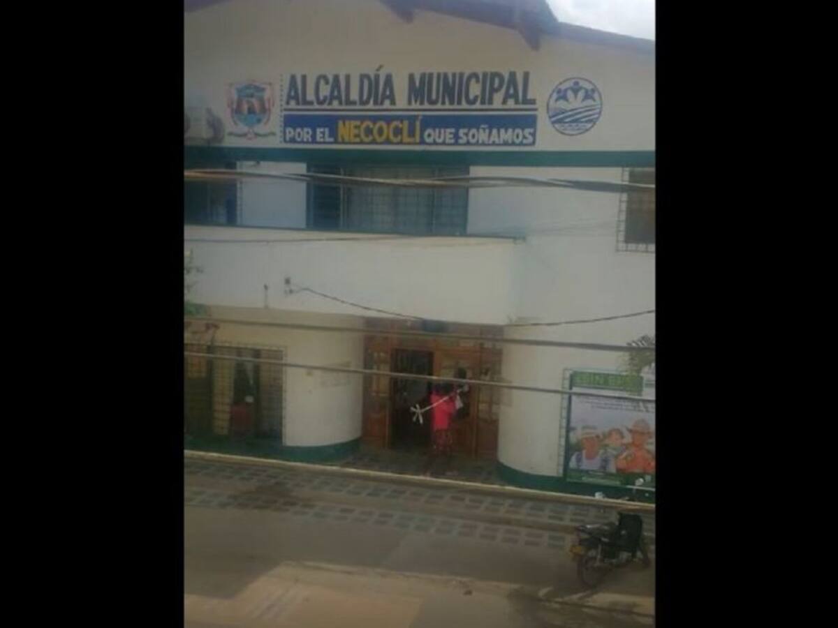 Un ciudadano cubano bastante enojado atacó la alcaldía de Necoclí