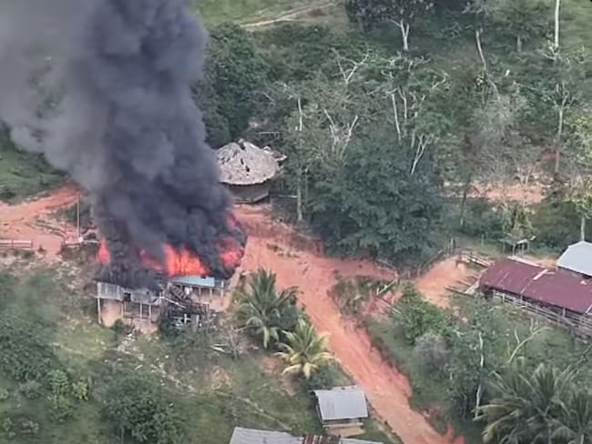 Casa quemada durante combates entre ilegales en El Bagre- foto vidoe Cahucopana
