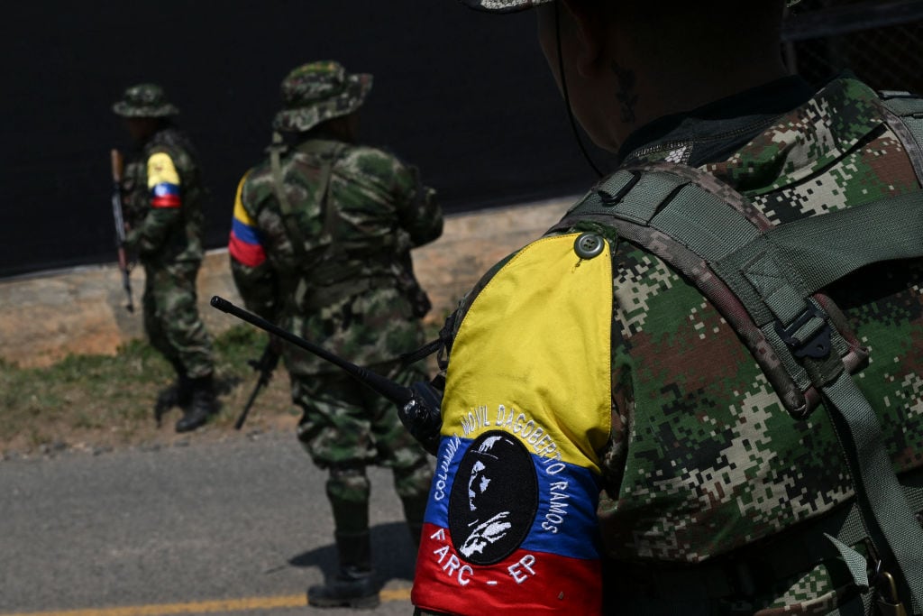 Grupos de disidencias de las FARC en una carretera de Colombia (Getty Images)