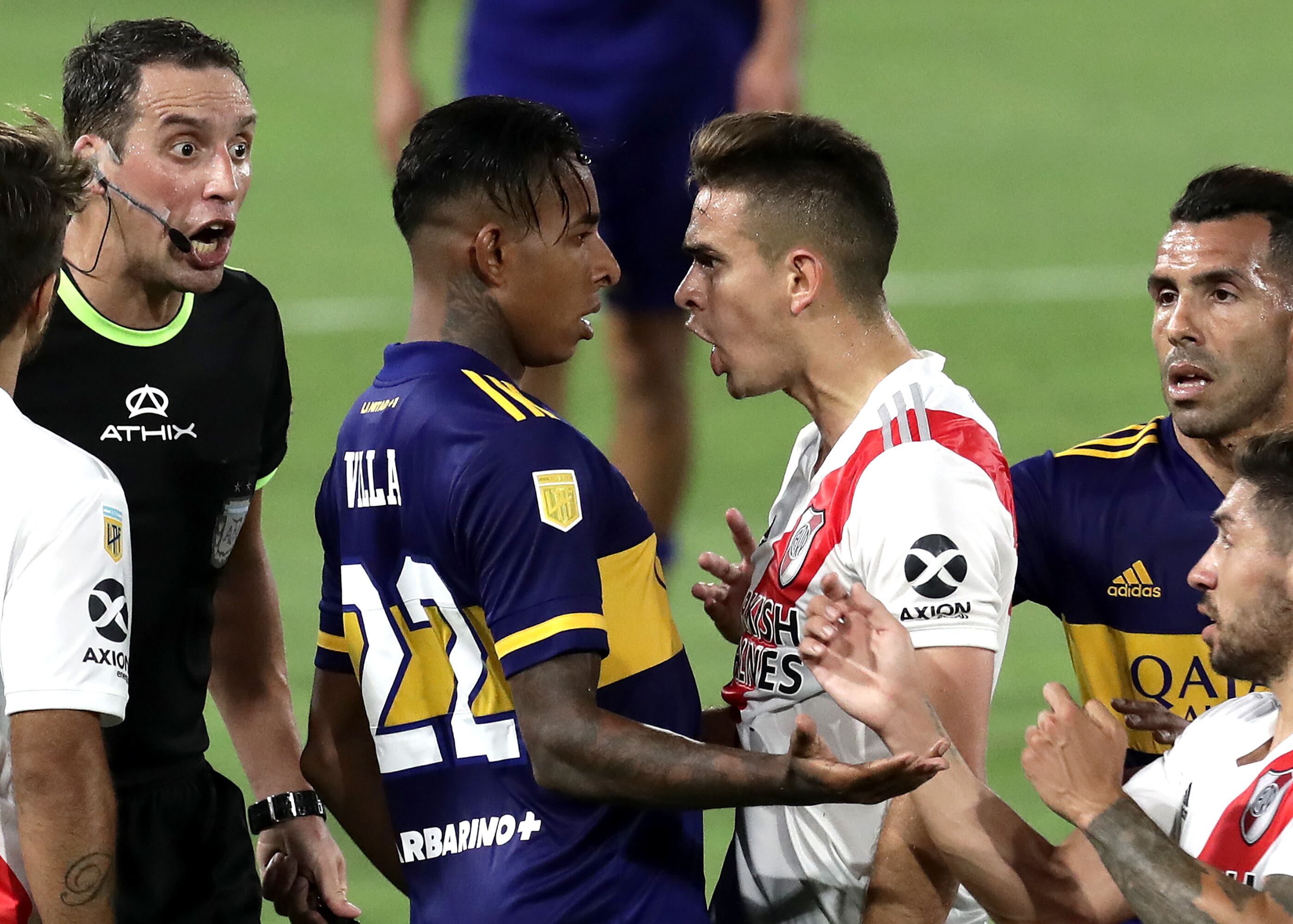 Sebastián Villa se enfrenta a Rafael Santos Borré en un Superclásico del año 2020. (Photo by Alejandro Pagni - Pool/Getty Images)