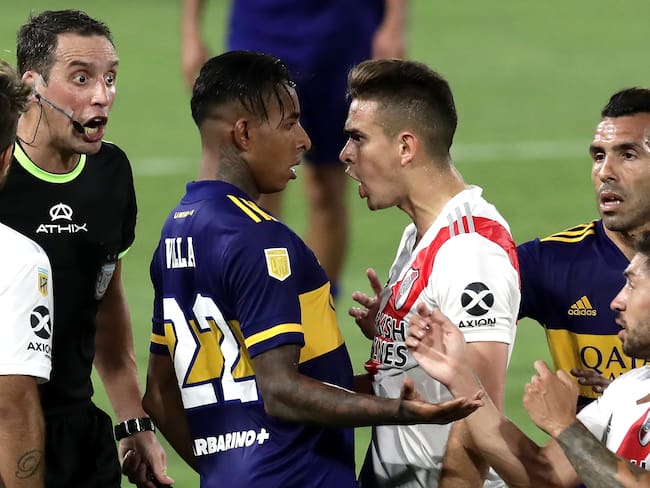 Sebastián Villa se enfrenta a Rafael Santos Borré en un Superclásico del año 2020. (Photo by Alejandro Pagni - Pool/Getty Images)