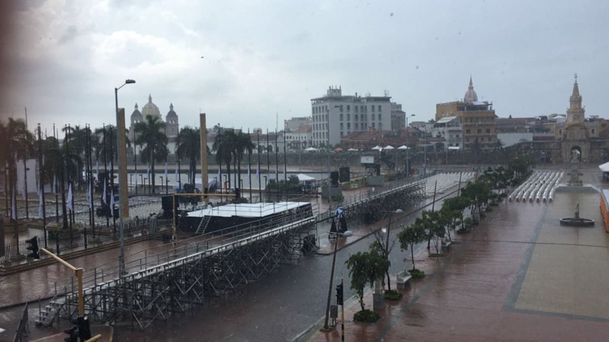 La lluvia sorprendió a los organizadores del evento de la tarde de hoy en Cartagena. 