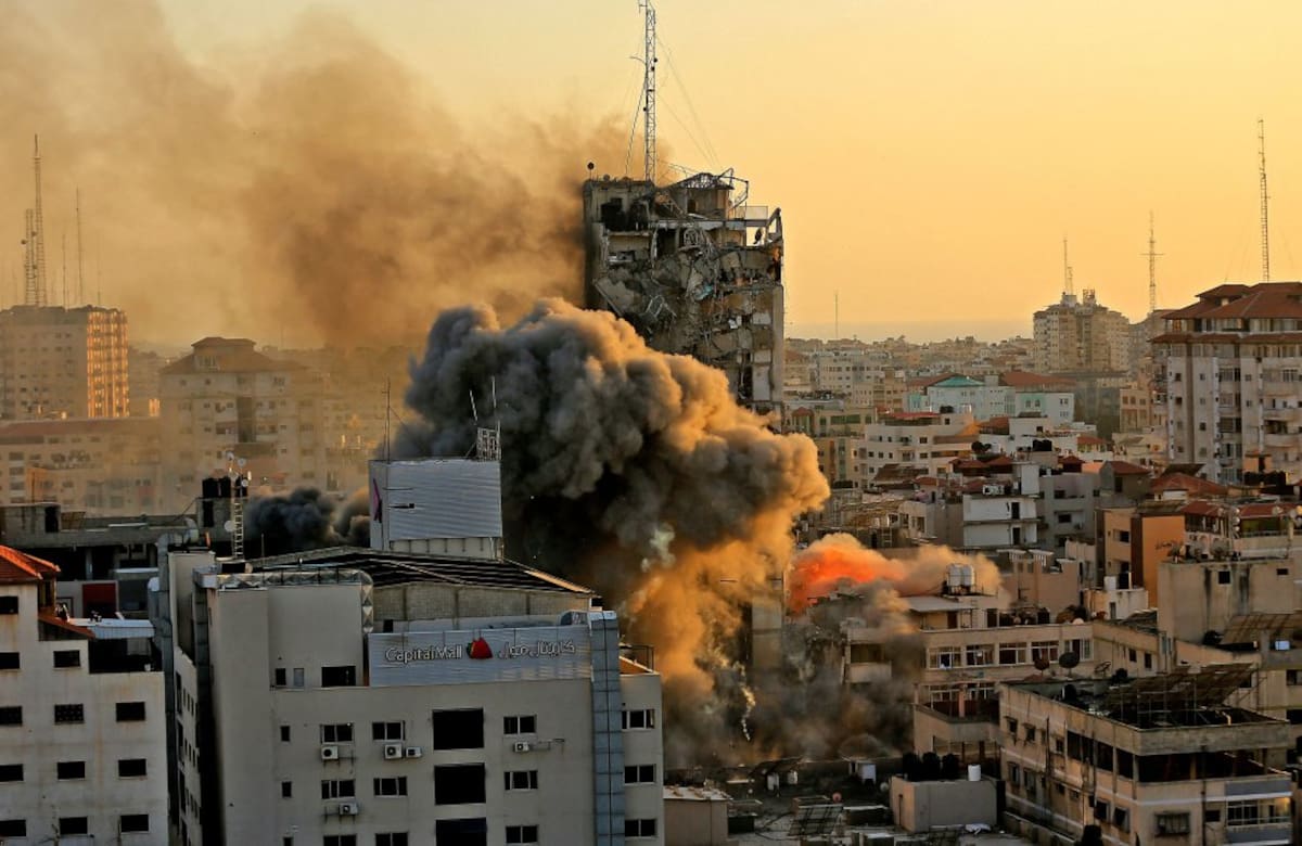 Tras ataques aéreos en Gaza se destruyó un edificio de varios pisos generando un colapso gigantesco. Ante el hecho, los bombardeos no cesaron. 