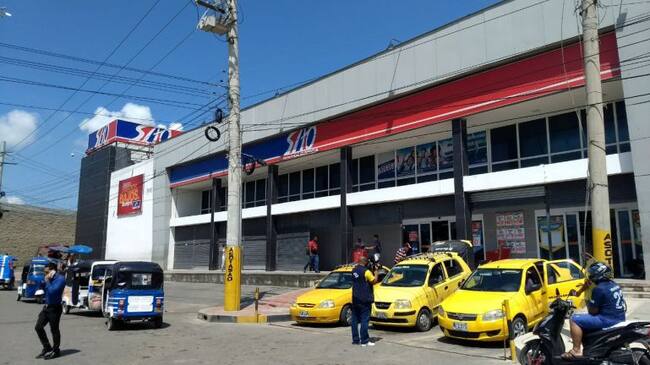 Los falsos policías despojaron de los 390 millones de pesos a los guardas de la transportadora de valores Atlas dentro del hipermercado SAO Hipódromo en el Municipio de Soledad.