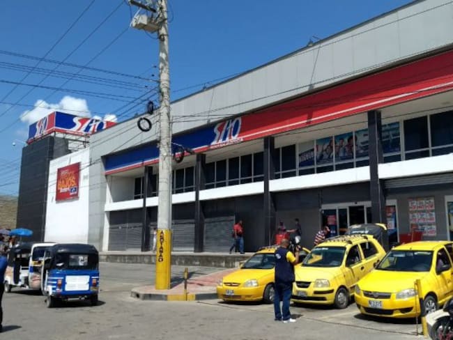 Los falsos policías despojaron de los 390 millones de pesos a los guardas de la transportadora de valores Atlas dentro del hipermercado SAO Hipódromo en el Municipio de Soledad.
