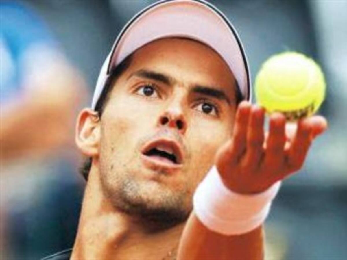 Santiago Giraldo remonta a de Bakker y alcanza la segunda ronda en Bercy