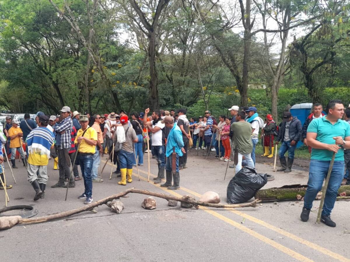 Cierre total de la vía alterna en el sitio conocido como Naranjal-Acevedo
