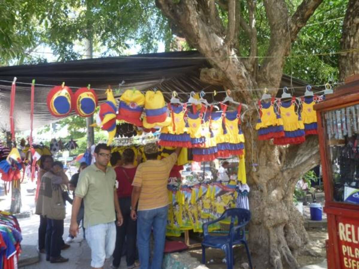 Los hinchas barranquilleros se visten con el tricolor nacional.
