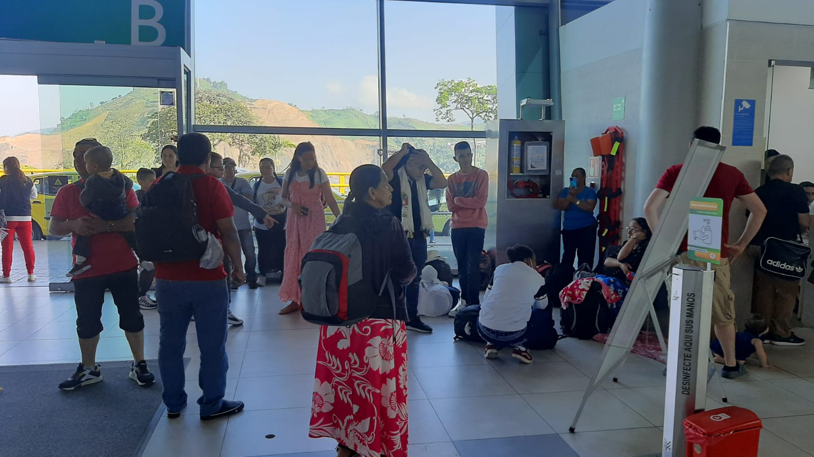 Viajeros de Viva Air esperan respuesta en el Aeropuerto Matecaña - Caracol Radio Pereira
