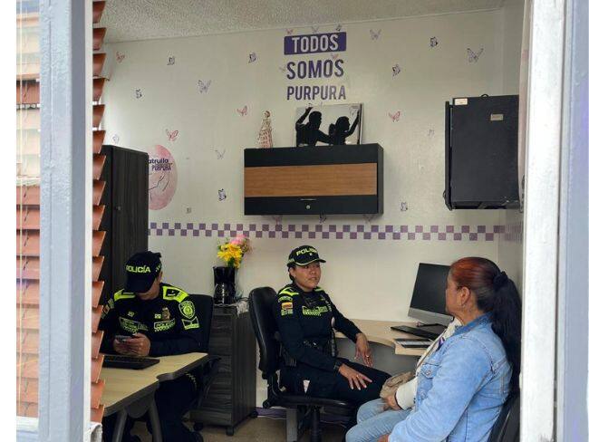 Inauguración Puntos Púrpura en estaciones de Policía de Bogotá. Foto: Caracol Radio.
