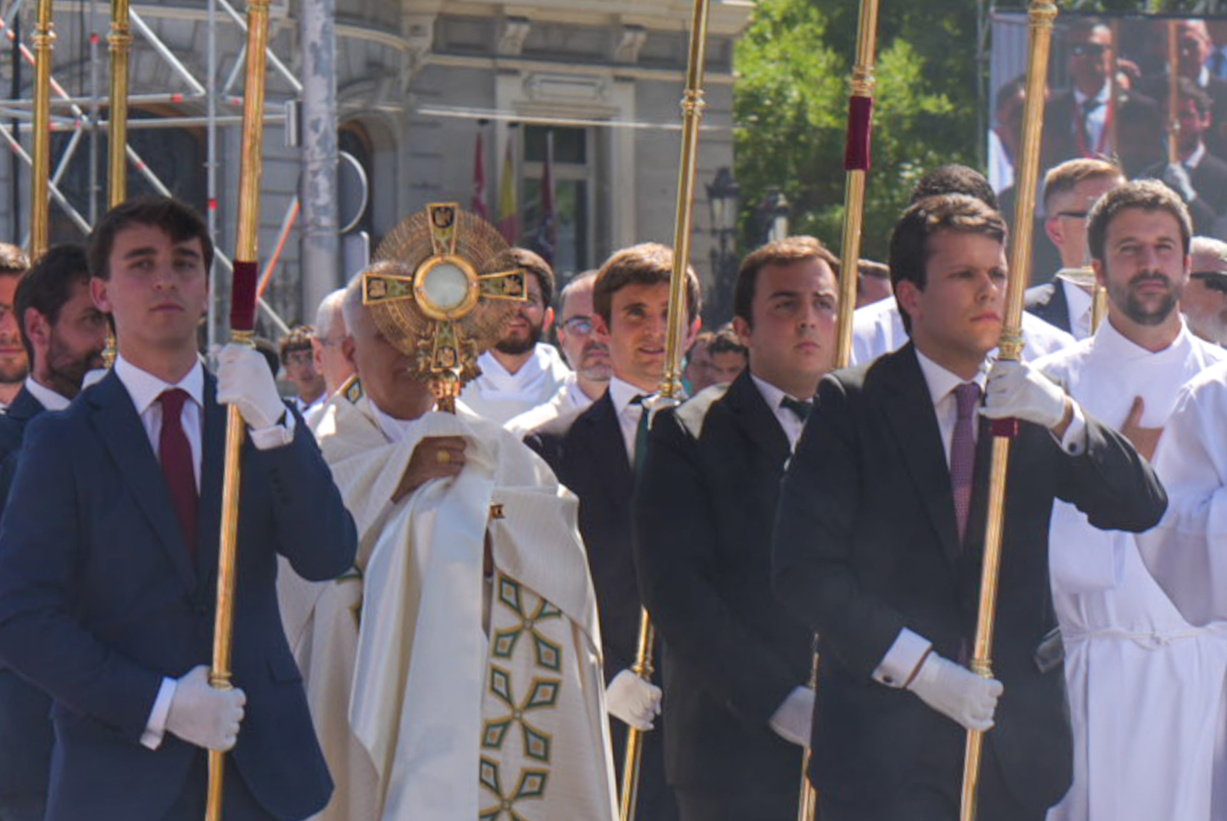 Celebración del rito de la comunión en la multitudinaria misa papal en la Plaza de Cibeles.
(Foto: Luis Boza/NurPhoto via Getty Images)