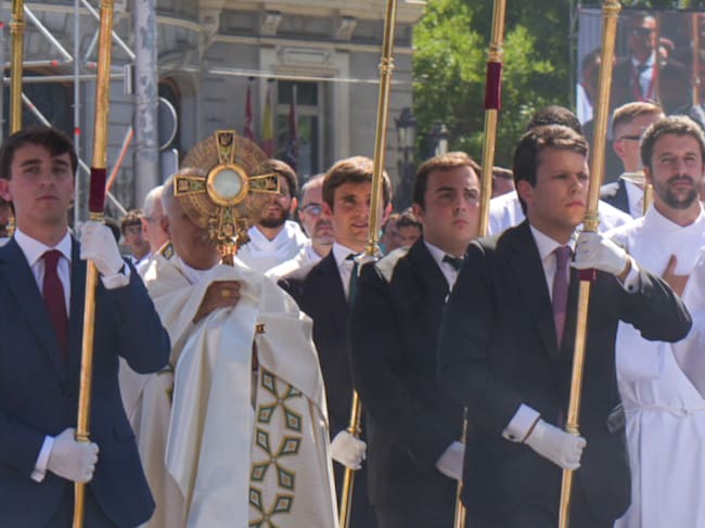 Celebración del rito de la comunión en la multitudinaria misa papal en la Plaza de Cibeles.
(Foto: Luis Boza/NurPhoto via Getty Images)