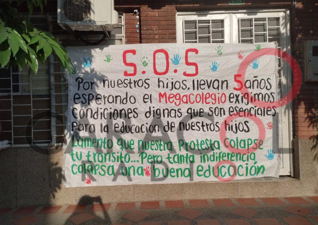 Con cadenas y carteles pegados en las puertas de la Alcaldía, padres de familia exigen que el FFIE termine obras en la Institución Educativa de San Luis de Gaceno / Cortesía.
