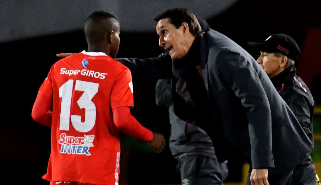 El técnico del América de Cali, Alexandre Guimarães, dirigiendo un partido en la Liga Colombiana.