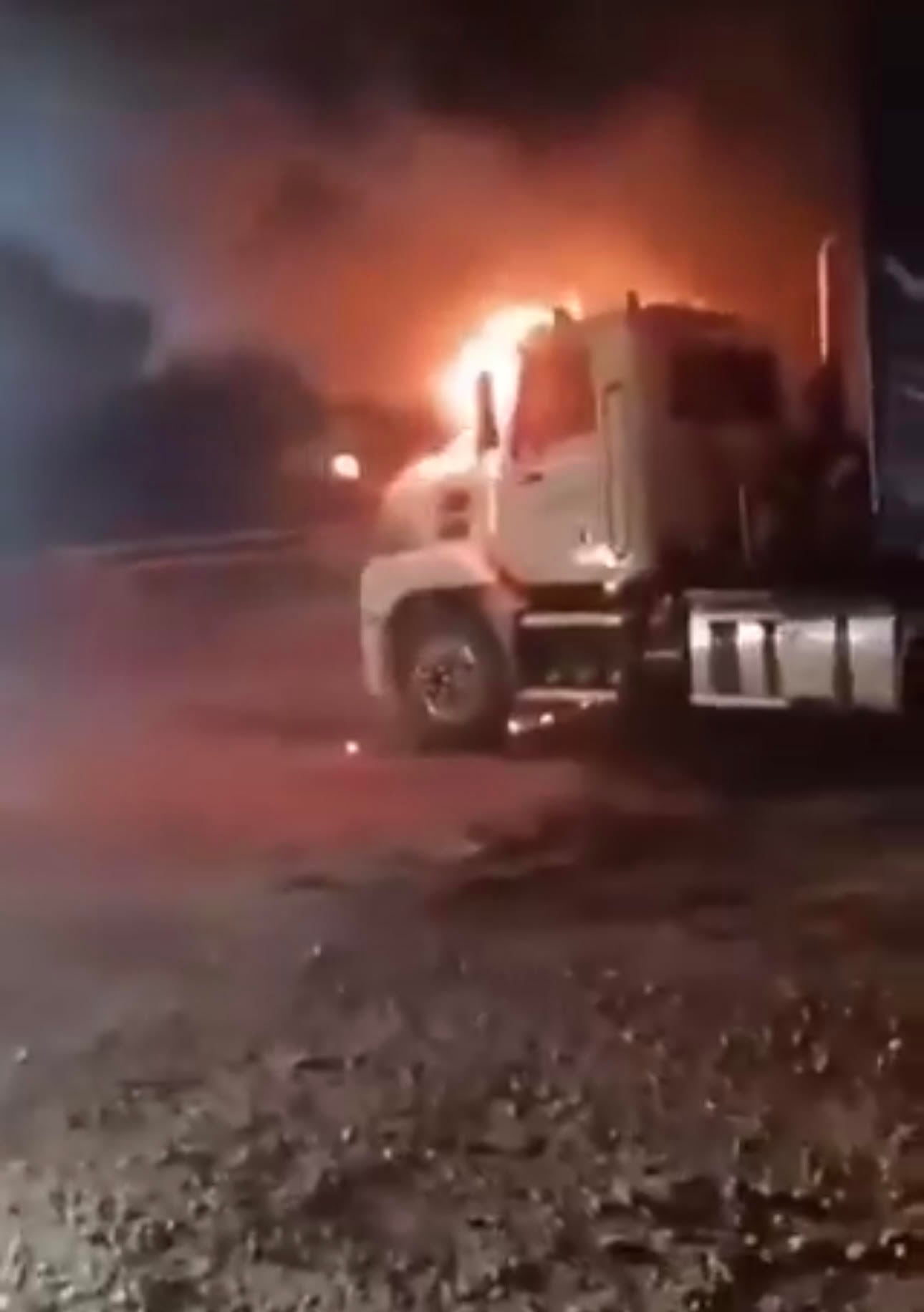 Camiones quemados en Puerto Valdivia, Antioquia. Foto: Cortesía.