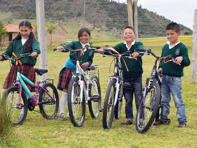 Esta es la iniciativa que le regala bicicletas a los niños del país