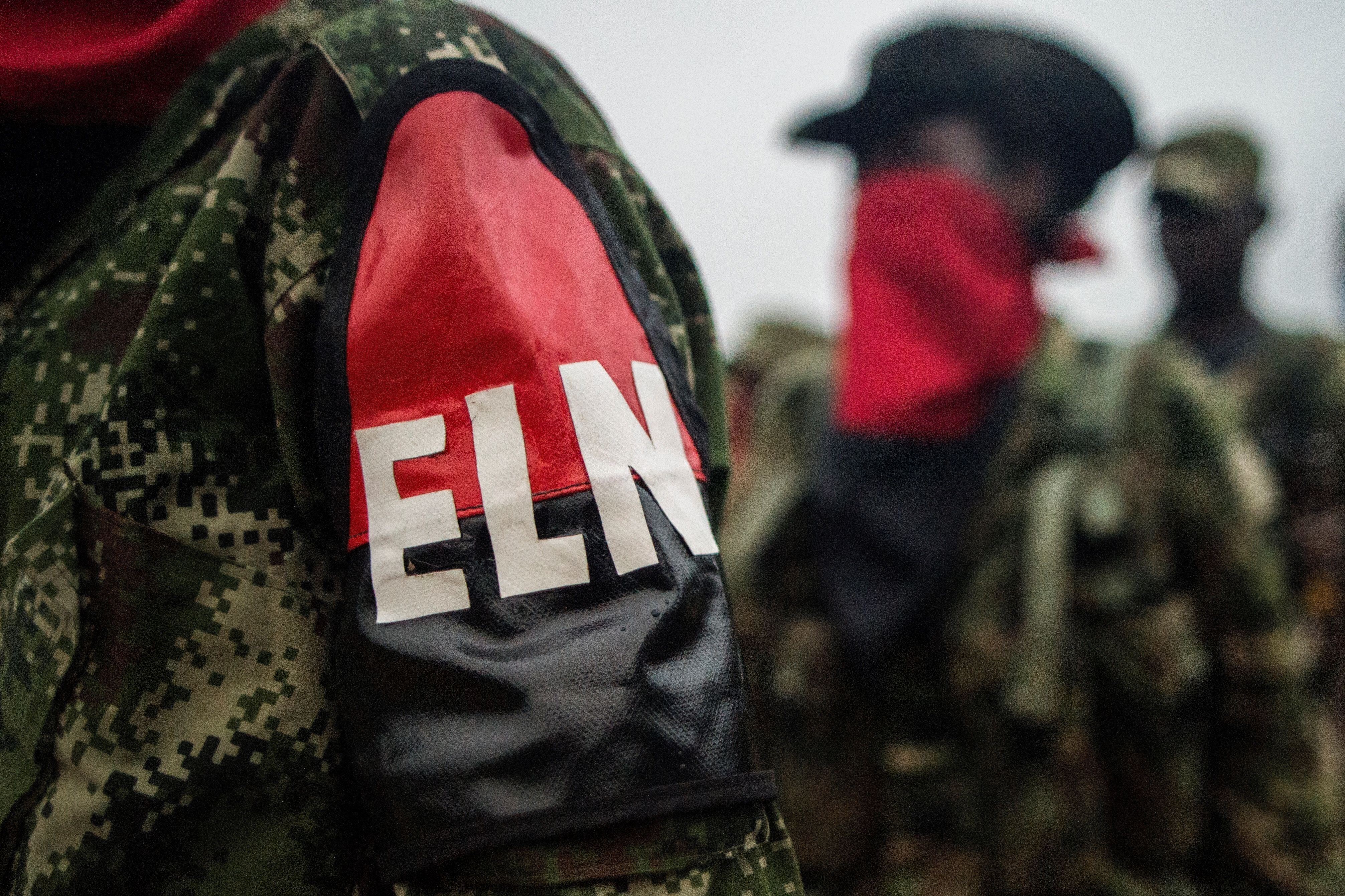 Miembros del Frente de Guerra Occidental "Omar Gómez" del Ejército de Liberación Nacional (ELN) hacen fila en su campamento a orillas del río San Juan, departamento de Chocó. Foto de Luis Robayo/AFP vía Getty Images.