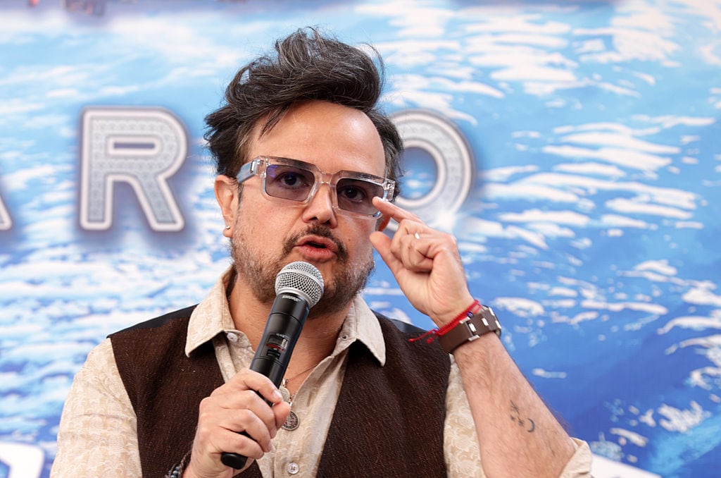 MEXICO CITY, MEXICO - MAY 21: Mexican singer and composer Alex Syntek speaks during a press conference at Auditorio Nacional Lobby on May 21, 2025 in Mexico City, Mexico. (Photo by Medios y Media/Getty Images)