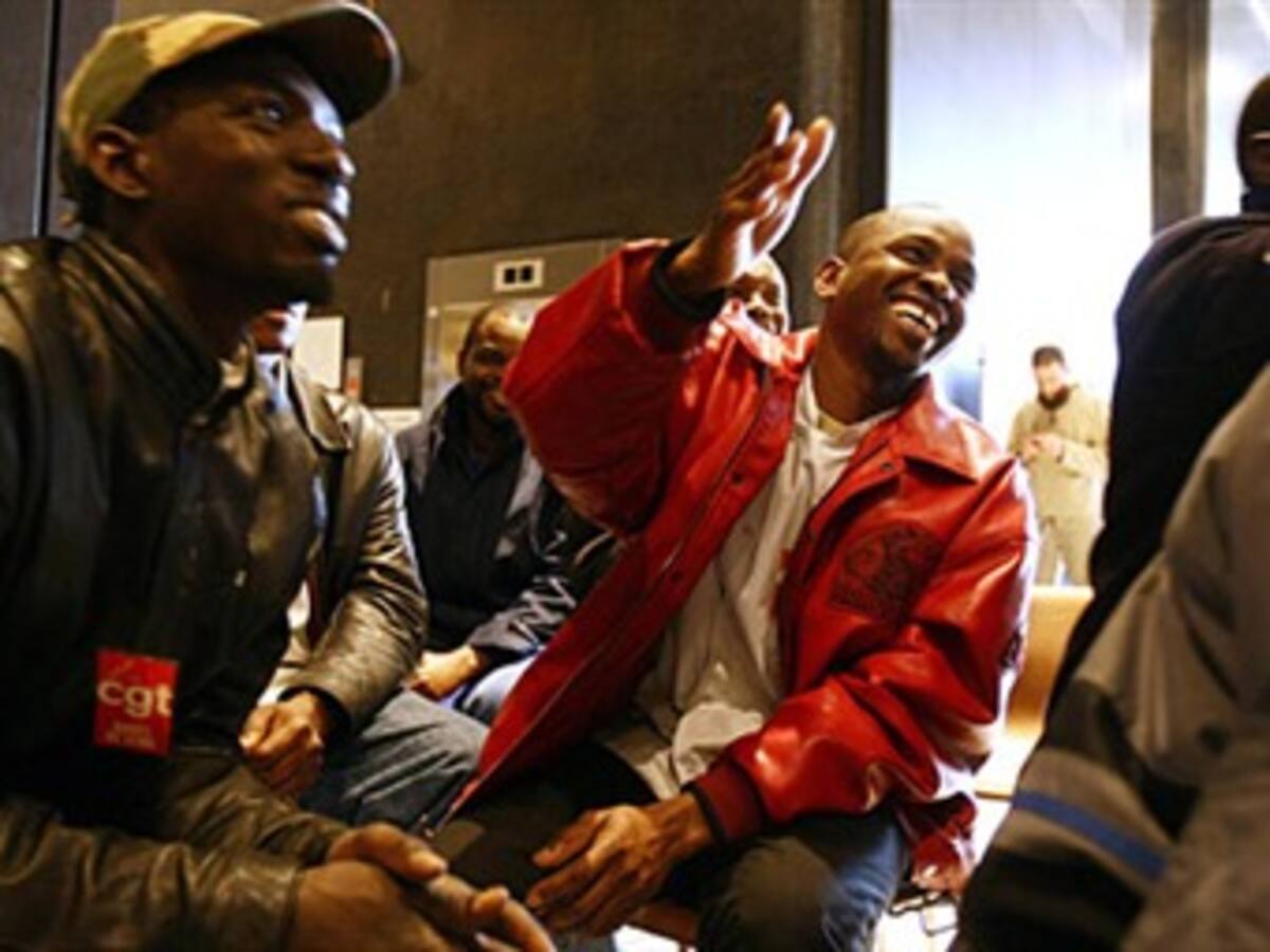 Francia dará papeles a indocumentados que denuncien redes de inmigración