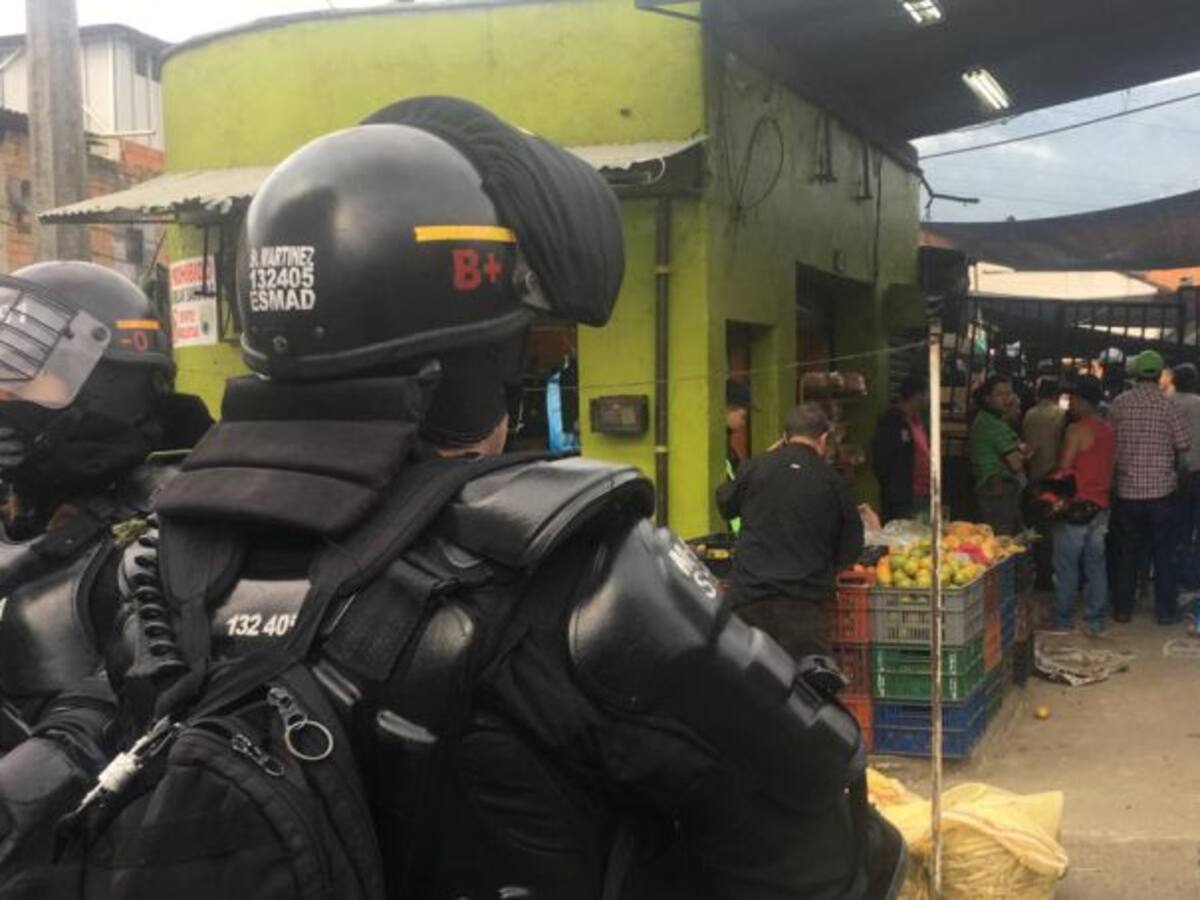 Desalojan Plaza de Mercado de Bello por riesgo de colapso