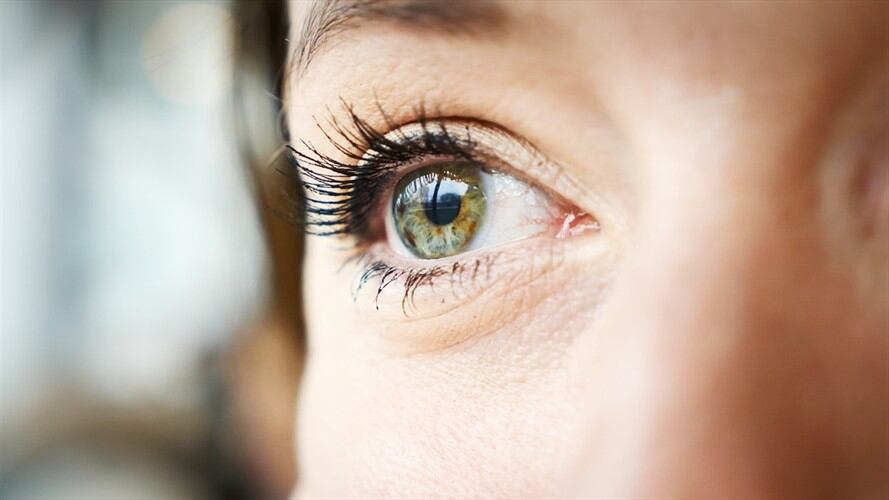 Fatiga de ojos, degeneración macular, interrupción del sueño y bajo estado de ánimo, son algunos de los síntomas y enfermedades causadas por la exposición a la luz azul nociva.. Foto: Getty Images