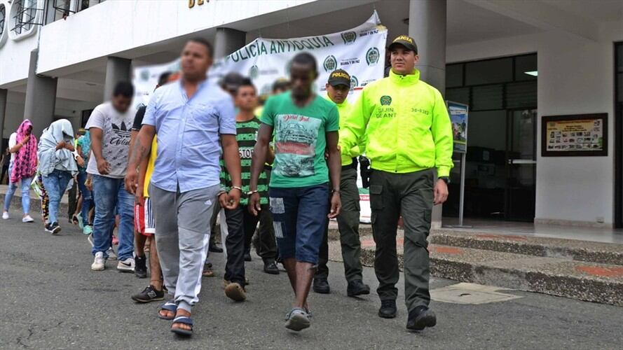 Capturan a 18 presuntos responsables del expendio de drogas en inmediaciones de colegios. Foto: Policía Antioquia
