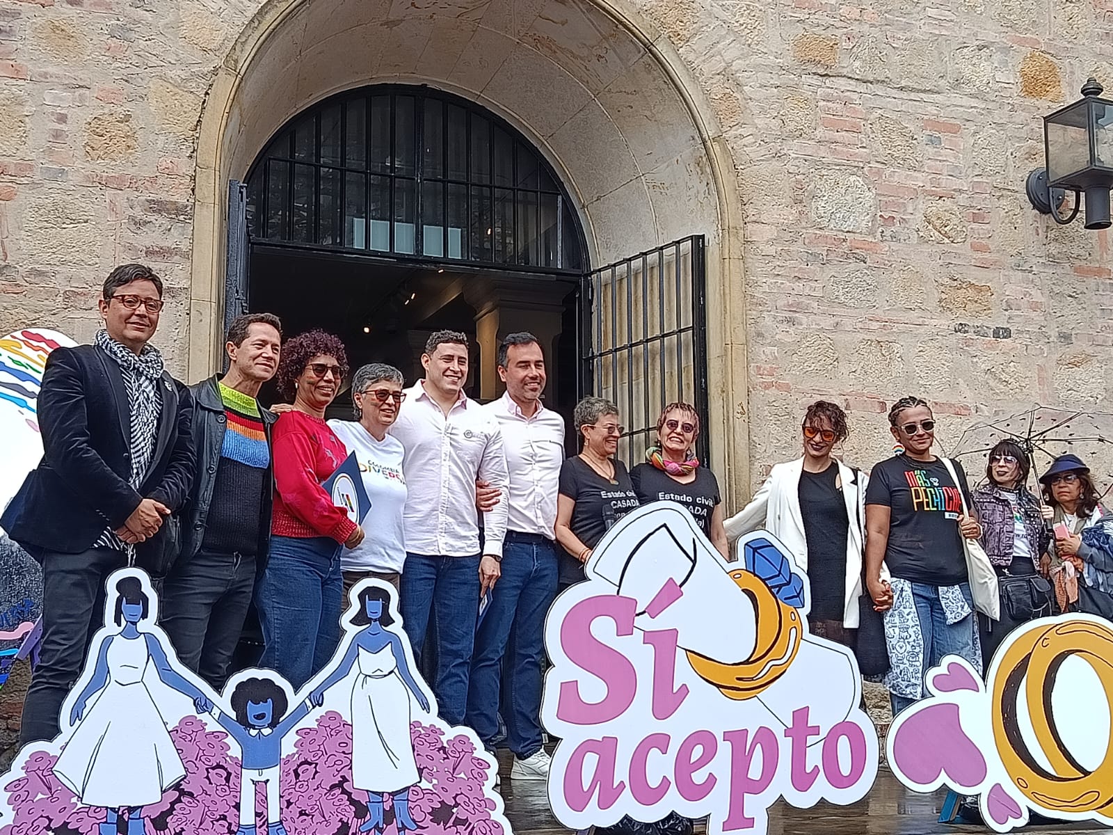 Colombia Diversa hace entrega de la demanda que permitió el matrimonio igualitario en Colombia.