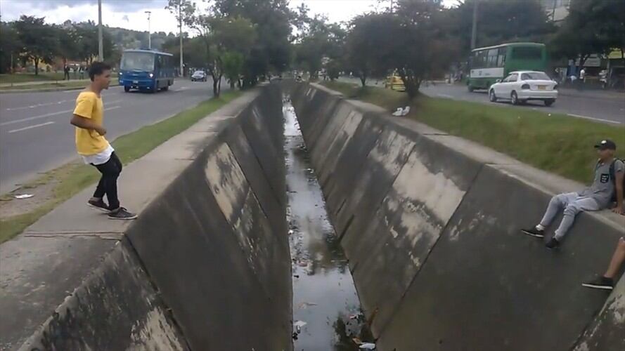 Acrobacia de parkour en caño de Bogotá termina en accidente