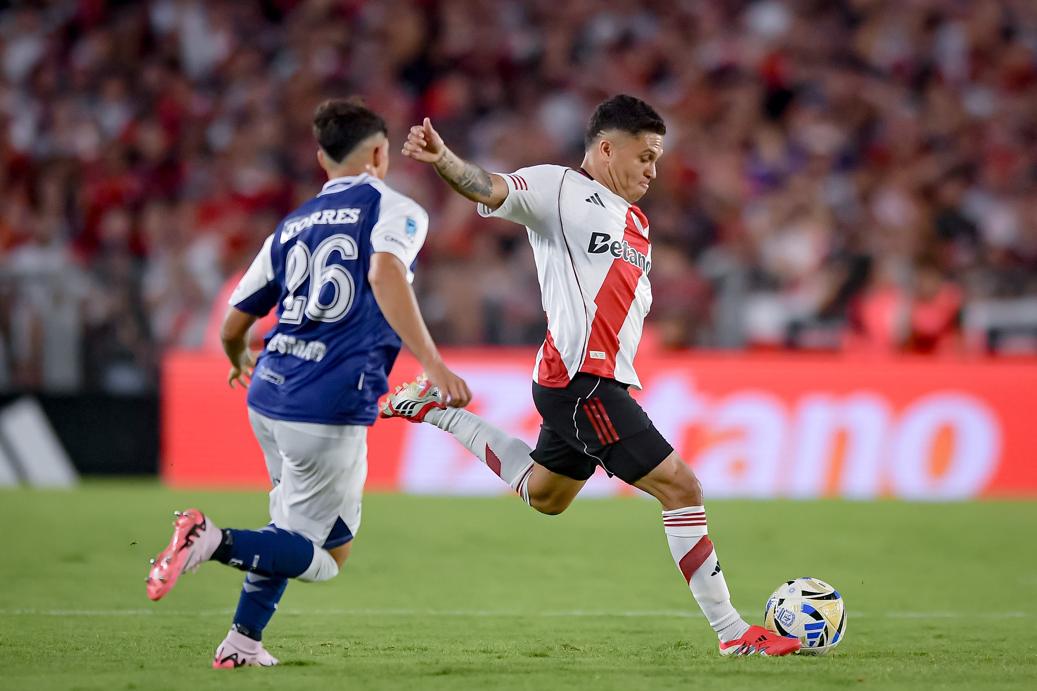 Juan Fernando Quintero en su juego ante Gimnasia y Esgrima de La Plata. (Photo by Marcelo Endelli/Getty Images)