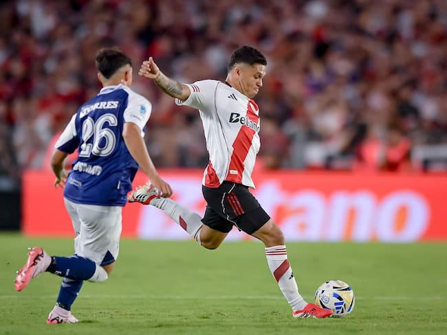 Juan Fernando Quintero en su juego ante Gimnasia y Esgrima de La Plata. (Photo by Marcelo Endelli/Getty Images)