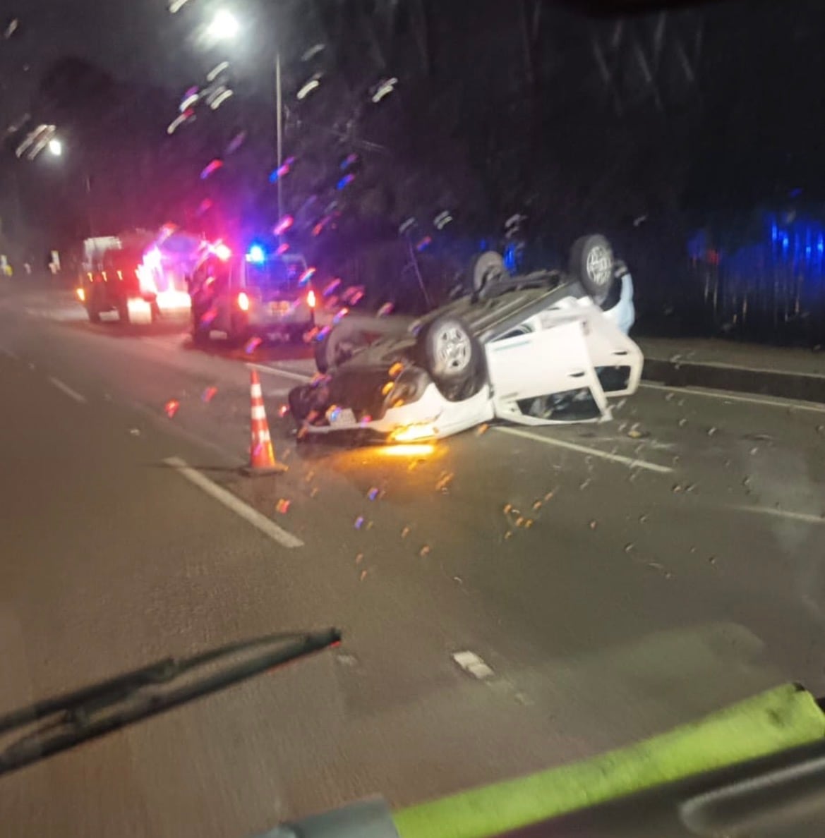 Volcamiento vehículo sobre la autopista norte con calle 196 en Bogotá. Foto: Suministrada.