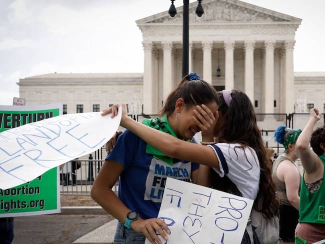 Manifestantes a favor del aborto frente a la Corte Suprema. Foto: Getty