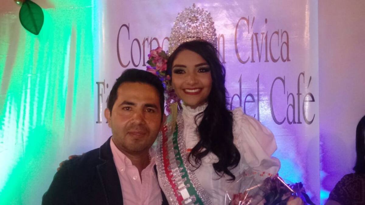 Celebrando con sus amigos y familiares  la corona de reina nacional del Café