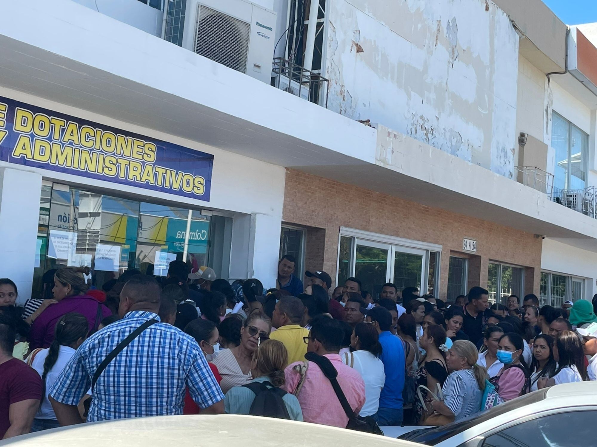 Aglomeraciones en la entrega de dotación de docentes del Magdalena / Cortesía 