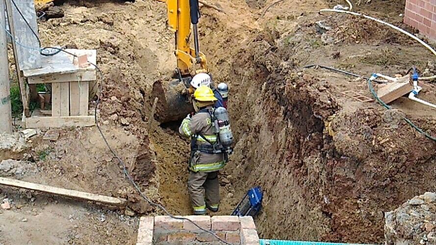 El hecho se presentó luego de que una retroexcavadora afectara una de las tuberías de gas cerca de las viviendas. Foto: Bomberos de Tunja
