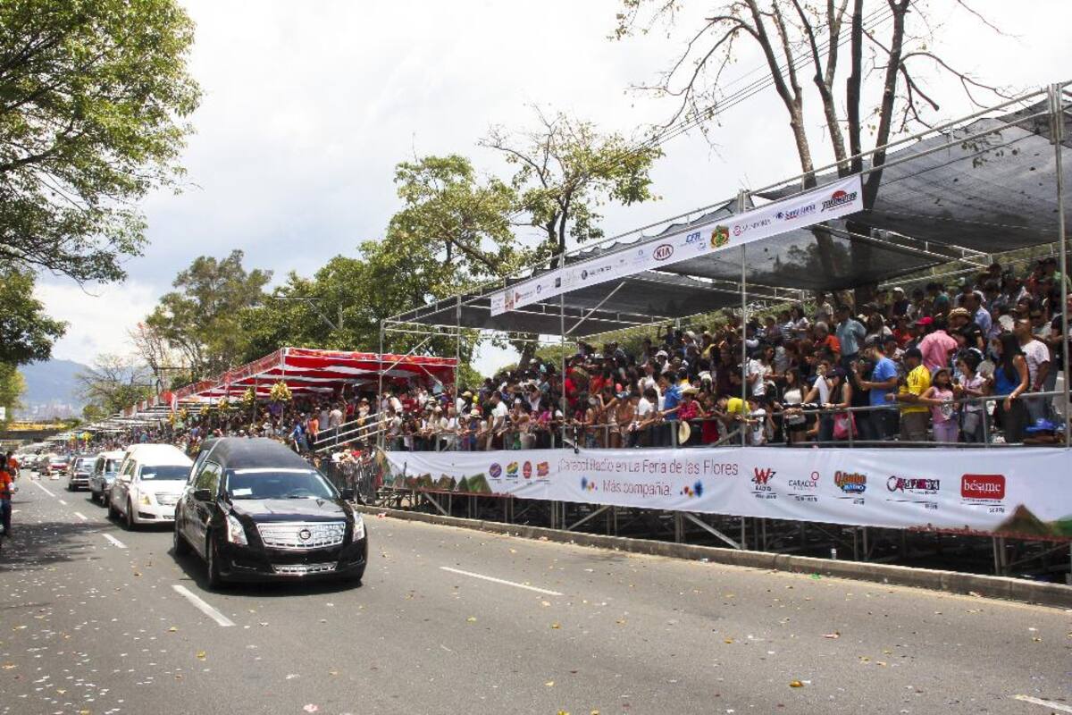 Desfile de autos clásicos y antiguos en la Feria de las Flores