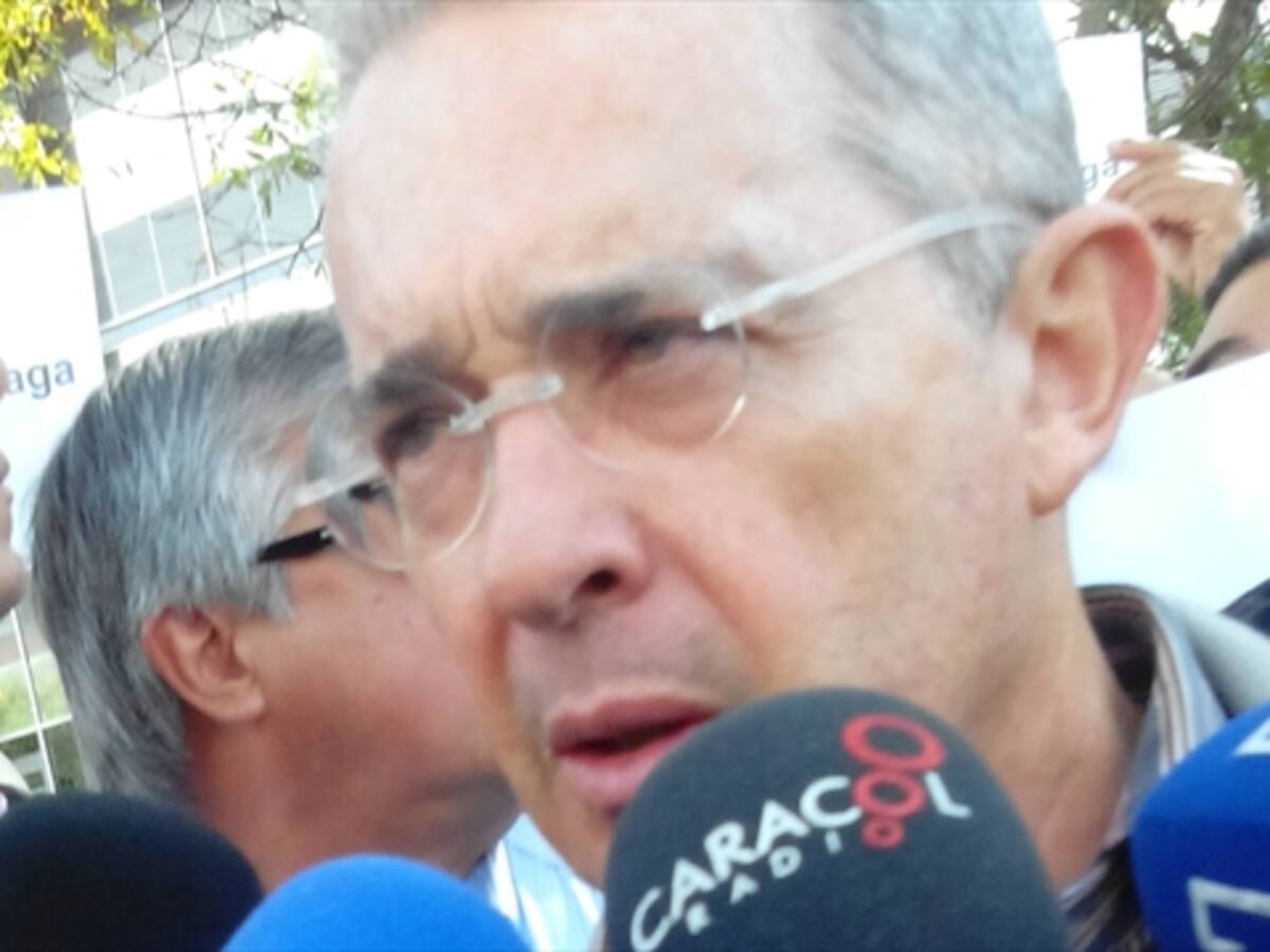 Corte compulsa copias para que se investigue a Uribe por chuzadas del DAS